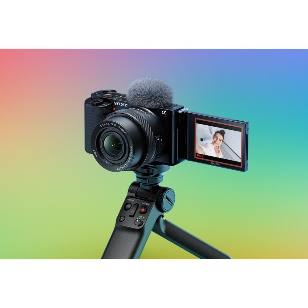 Fotocamera Sony ZV-E10 su impugnatura con schermo ribaltato in avanti e protezione antivento sul microfono